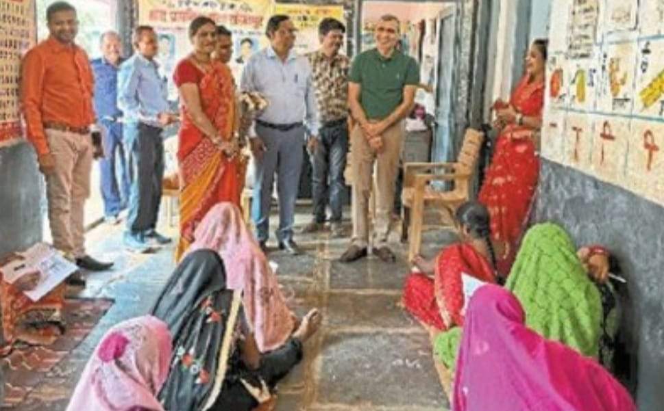 साक्षरता परीक्षा: परीक्षार्थियों से कलेक्टर ने की बात , निरीक्षण करने स्कूलों में पहुँची टीम