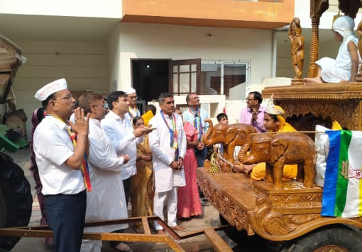 जन्म कल्याणक महोत्सव पर जैन समाज ने निकाली रथयात्रा