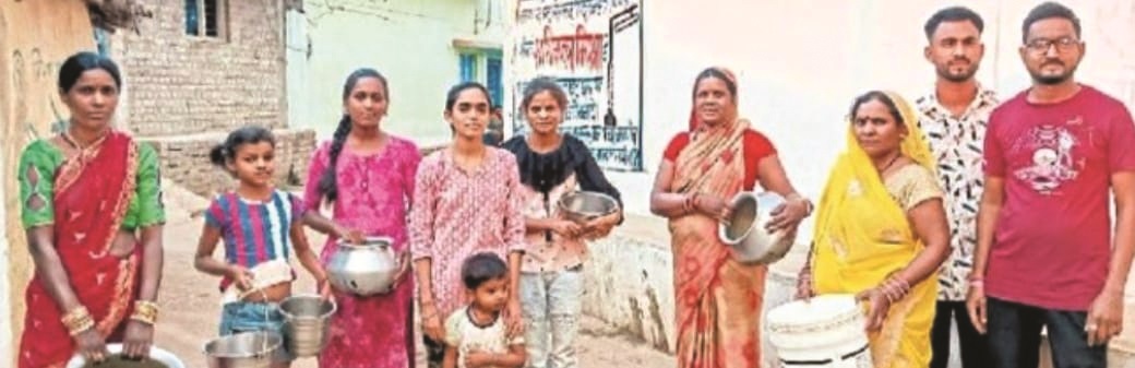 मटिया में मचा हाहाकार, एक बाल्टी पानी के लिए हो रही लड़ाई