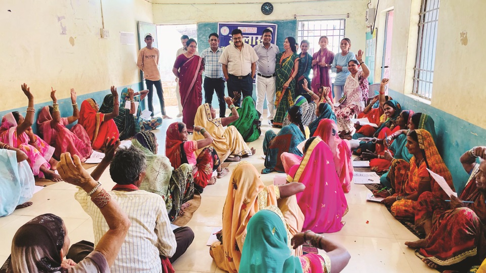 बेटा-बहू, सास-ससुर तो कहीं देवरानी-जेठानी ने एक साथ दिलाई उल्लास परीक्षा बेटा-बहू, सास-ससुर तो कहीं देवरानी-जेठानी ने एक साथ दिलाई उल्लास परीक्षा