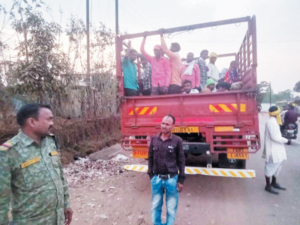 मालवाहकों में सवारी, चालान, शपथ पत्र भी भरवाए मालवाहकों में सवारी, चालान, शपथ पत्र भी भरवाए
