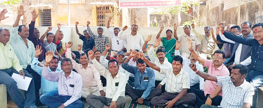 शासकीयकरण की मांग,पंचायत सचिवों की हड़ताल जारी