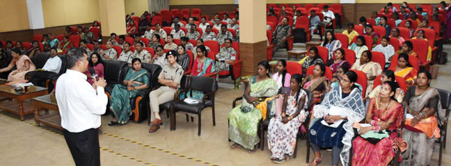 महिलाओं से संबंधित कानून व अधिकार की दी जानकारी