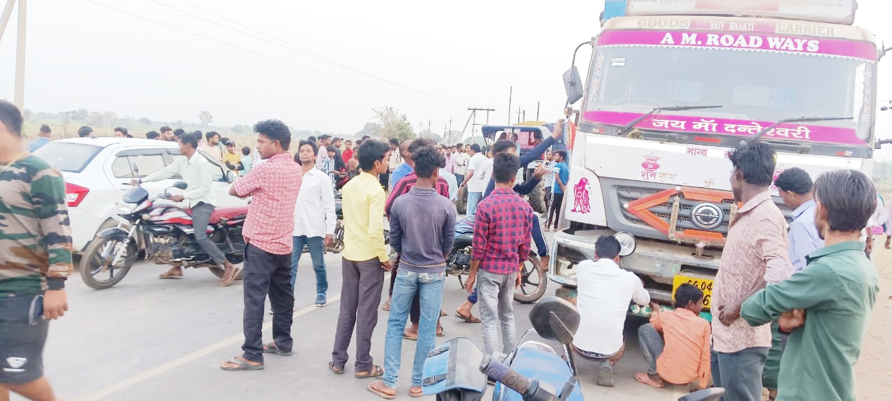 ट्रक ने बाइक सवार को कुचला, दो मौतें