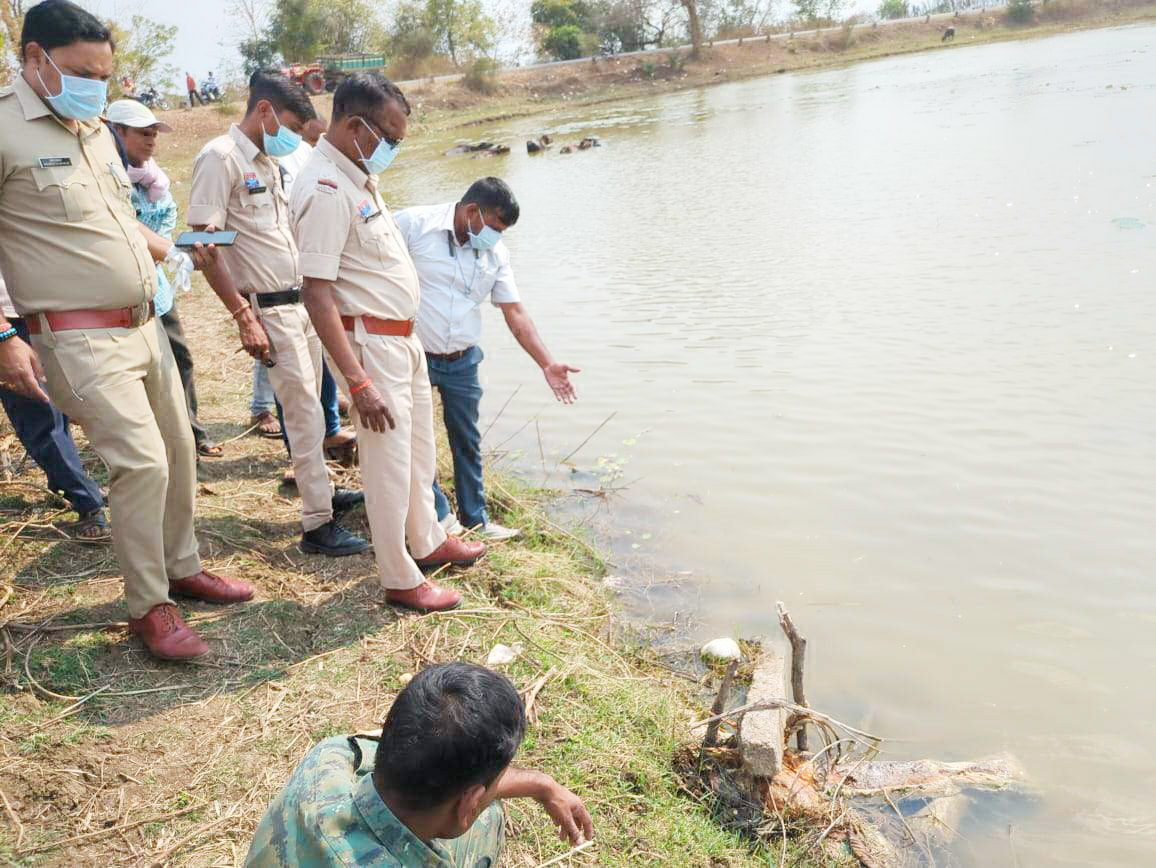 रस्सी से बंधा तालाब किनारे मिला मानव कंकाल, हत्या की आशंका रस्सी से बंधा तालाब किनारे मिला मानव कंकाल, हत्या की आशंका