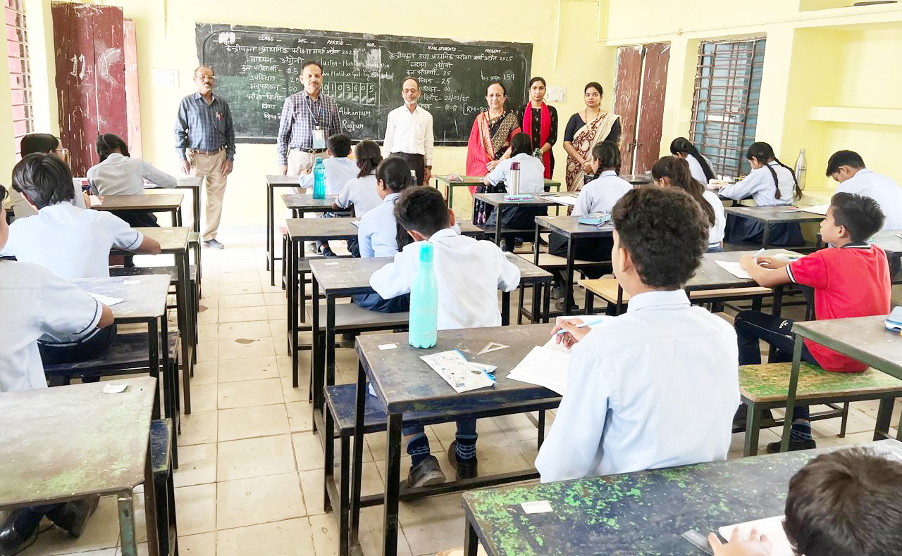 बोर्ड परीक्षा का रोजगार और नियोजन उपसंचालक ने किया निरीक्षण