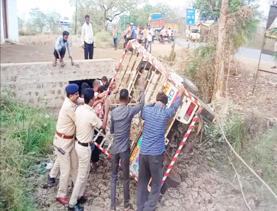 पेड़ से टकराकर नाले में गिरी पिकअप, पुलिस ने जेसीबी से निकाली गाड़ी पेड़ से टकराकर नाले में गिरी पिकअप, पुलिस ने जेसीबी से निकाली गाड़ी