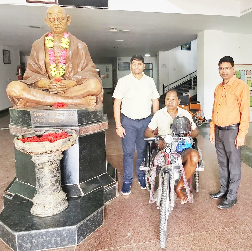 सुदरू को मिली ट्राई साइकिल सुदरू को मिली ट्राई साइकिल