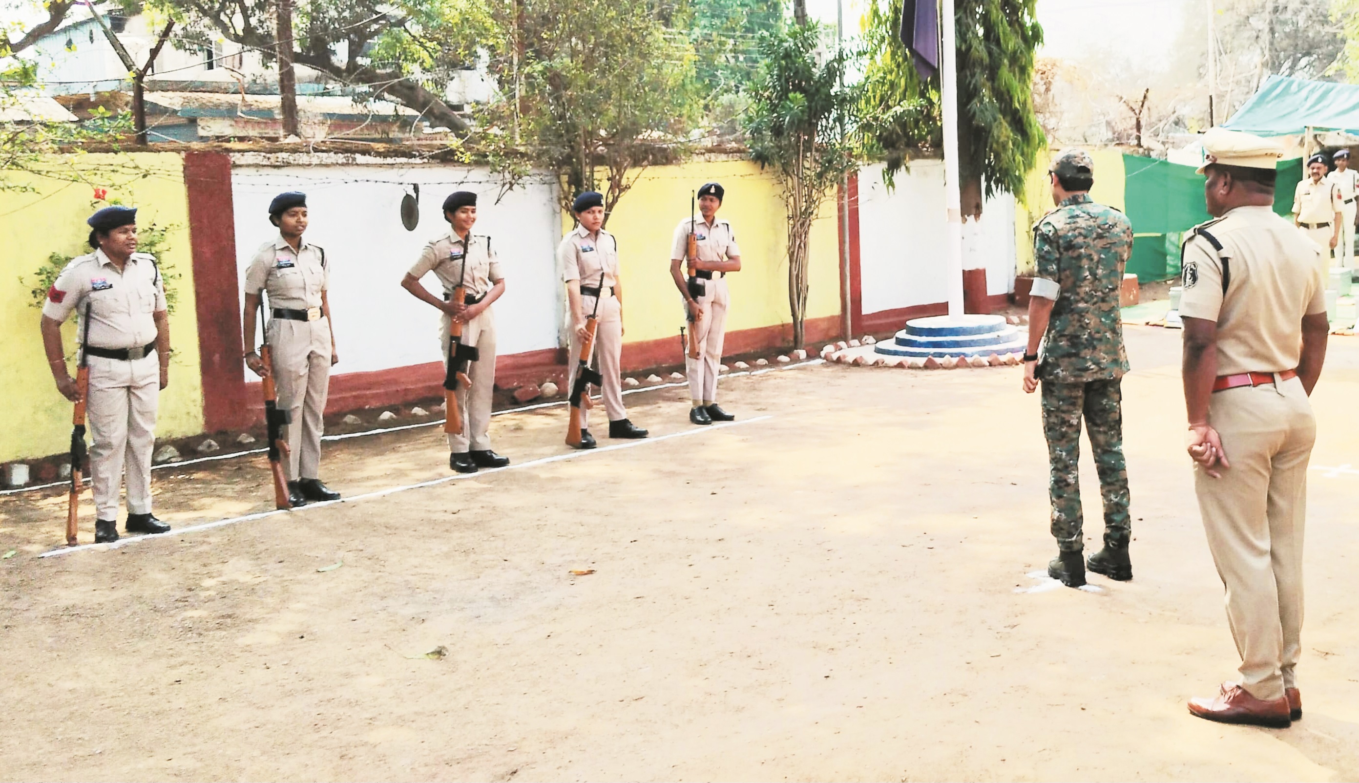 केशकाल थाने का निरीक्षण करने पहुंचे एसपी महिला जवानों ने दी सलामी