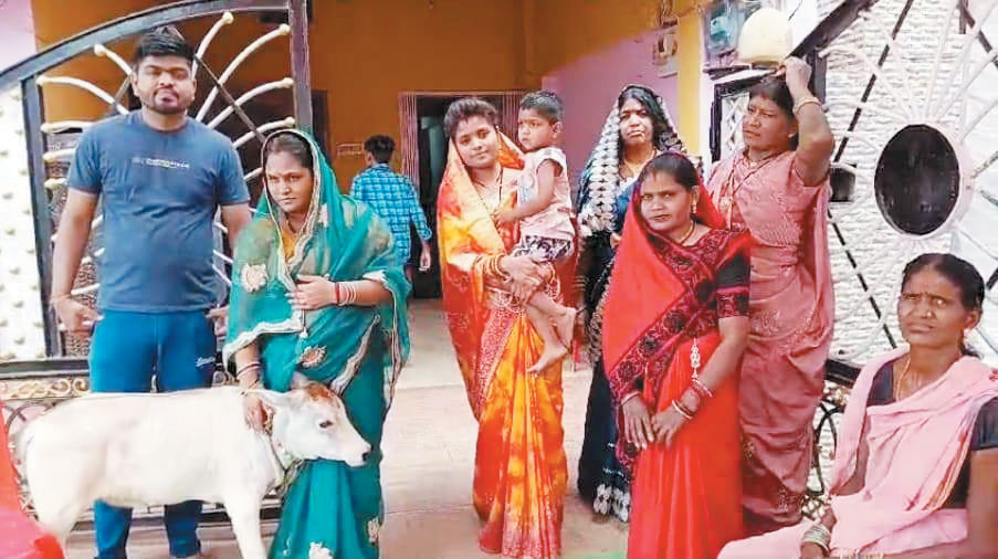 बछिया के जन्मोत्सव पर 300 मेहमानों को न्योता, सत्यनारायण कथा और शानदार दावत बछिया के जन्मोत्सव पर 300 मेहमानों को न्योता, सत्यनारायण कथा और शानदार दावत