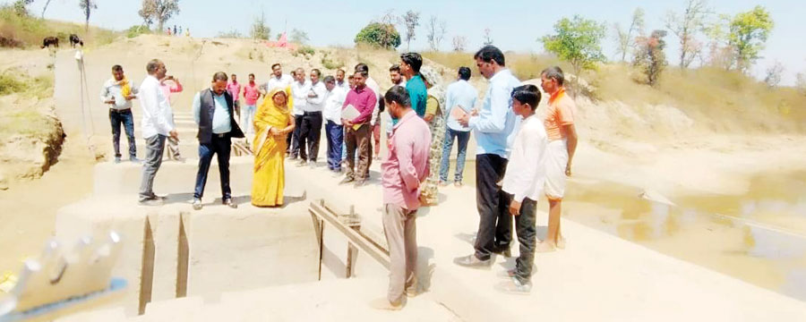 सूरजपुर जिपं अध्यक्ष ने रेवटी में फसलों का किया निरीक्षण, अफसरों को लगाई फटकार