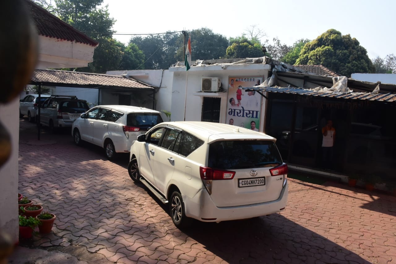 बघेल और करीबियों पर छापेमारी तस्वीरों में, बयानी हमले भी  
