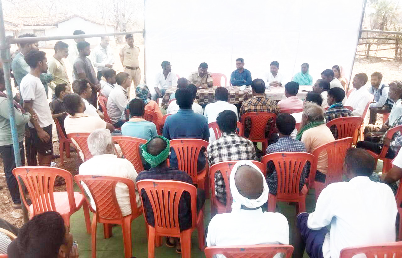 इंदागांव में बढ़े खुदकुशी के मामले, मनोरोग विशेषज्ञ और अफसरों की ग्रामीणों संग बैठक, युवाओं से चर्चा