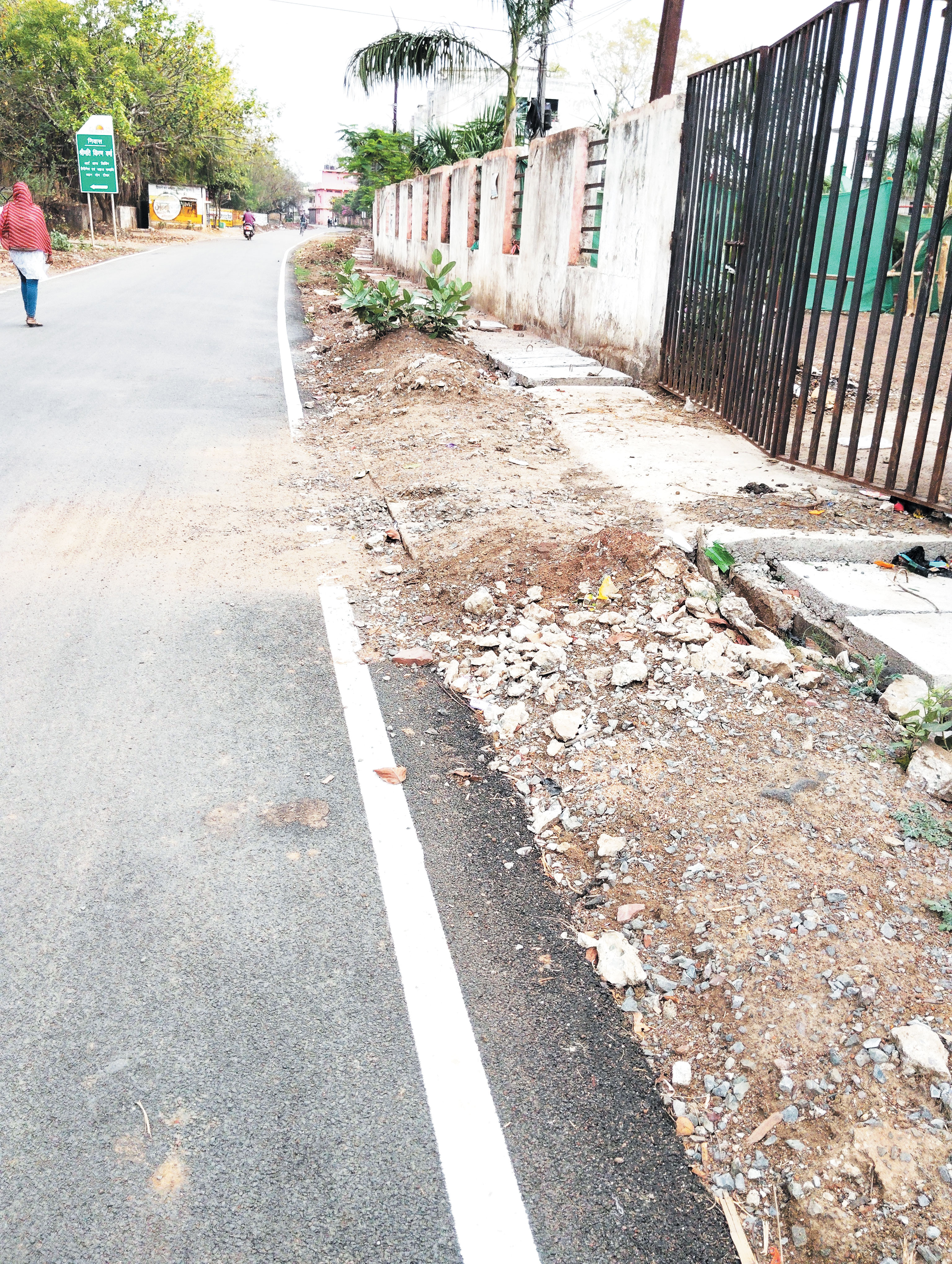 नाली निर्माण के बाद खोदी मिट्टी के ढेर, राहगीरों को परेशानी