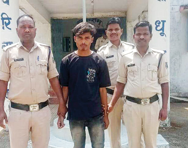 फेसबुक पर दोस्ती, परीक्षा के बाद पहुंच गई झारखंड के गांव, आरोपी बंदी फेसबुक पर दोस्ती, परीक्षा के बाद पहुंच गई झारखंड के गांव, आरोपी बंदी