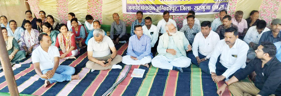कांग्रेस जिलाध्यक्ष ने पंचायत सचिवों के पंडाल में जाकर आंदोलन का किया समर्थन कांग्रेस जिलाध्यक्ष ने पंचायत सचिवों के पंडाल में जाकर आंदोलन का किया समर्थन