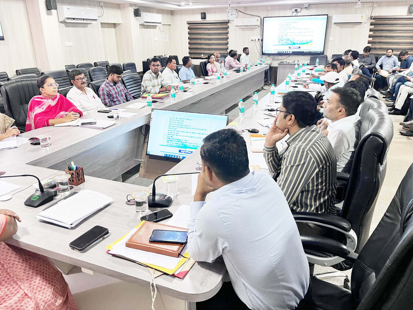 समयमान- वेतनमान मामलों का शीघ्र निराकरण करें- कलेक्टर समयमान- वेतनमान मामलों का शीघ्र निराकरण करें- कलेक्टर