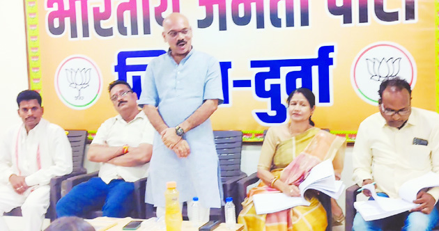 जिलाध्यक्ष ने पार्षदों को शहर हित में मिलजुल कर काम करने की दी नसीहत जिलाध्यक्ष ने पार्षदों को शहर हित में मिलजुल कर काम करने की दी नसीहत