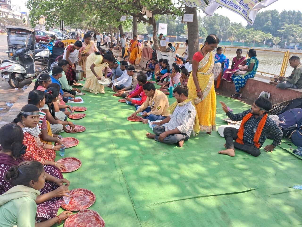 डटे हुए हैं धरने पर ... डटे हुए हैं धरने पर ...