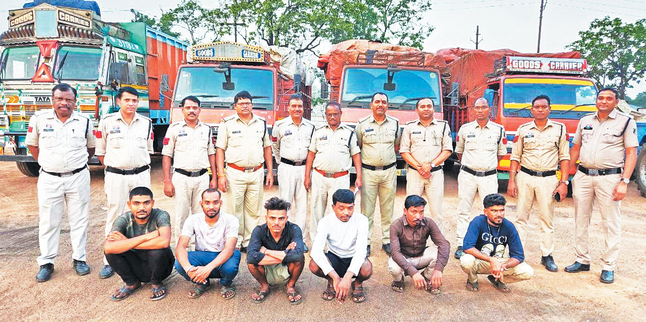 अवैध कबाड़: 6 जगह पर एक साथ छापा, लाखों का सामान जब्त अवैध कबाड़: 6 जगह पर एक साथ छापा, लाखों का सामान जब्त