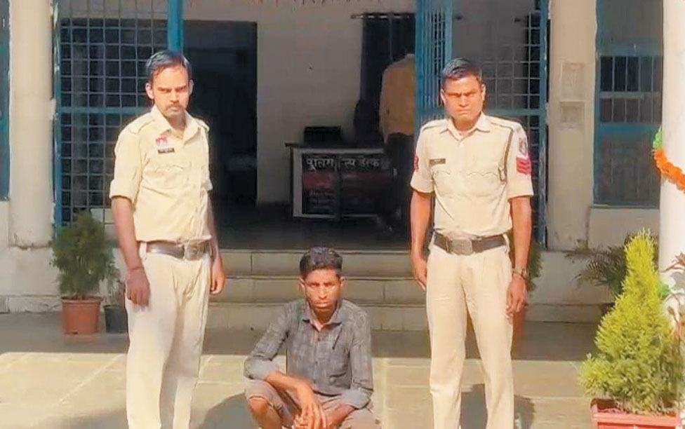 पत्नी पर खौलता पानी डाला, बंदी पत्नी पर खौलता पानी डाला, बंदी