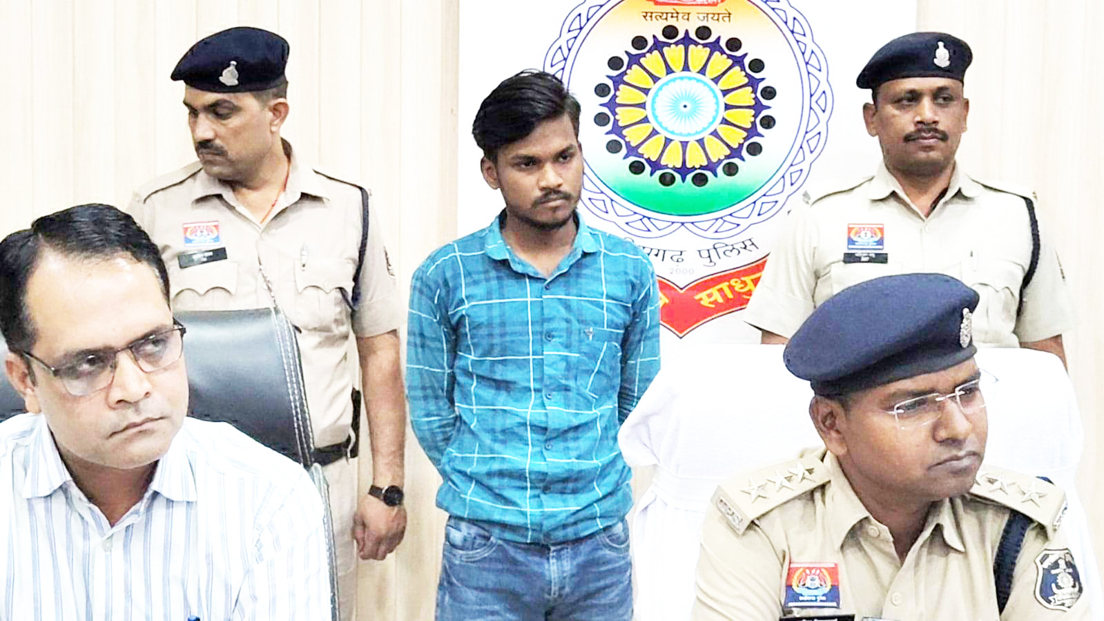 रायगढ़ से कंबोडिया तक जुड़े सायबर ठगी के तार, आरोपी गिरफ्तार रायगढ़ से कंबोडिया तक जुड़े सायबर ठगी के तार, आरोपी गिरफ्तार