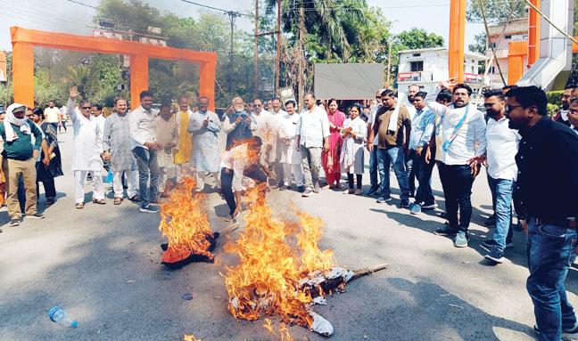 कांग्रेसियों ने केंद्र-राज्य और सीबीआई का फूंका पुतला कांग्रेसियों ने केंद्र-राज्य और सीबीआई का फूंका पुतला