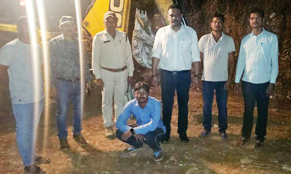 वन विभाग की जमीन पर अवैध कब्जा की कोशिश, जेसीबी जब्त