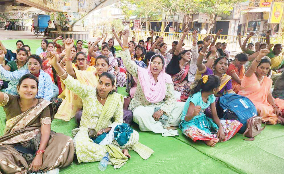 मनरेगा कर्मियों का लगातार दूसरे दिन भी प्रदर्शन मनरेगा कर्मियों का लगातार दूसरे दिन भी प्रदर्शन