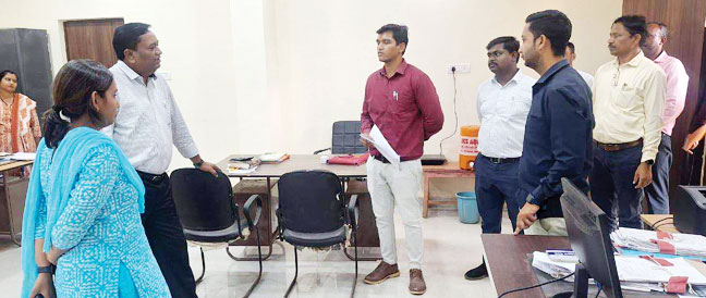 बालक आश्रम शाला बेनूर एवं नारायणपुर तहसील कार्यालय का निरीक्षण