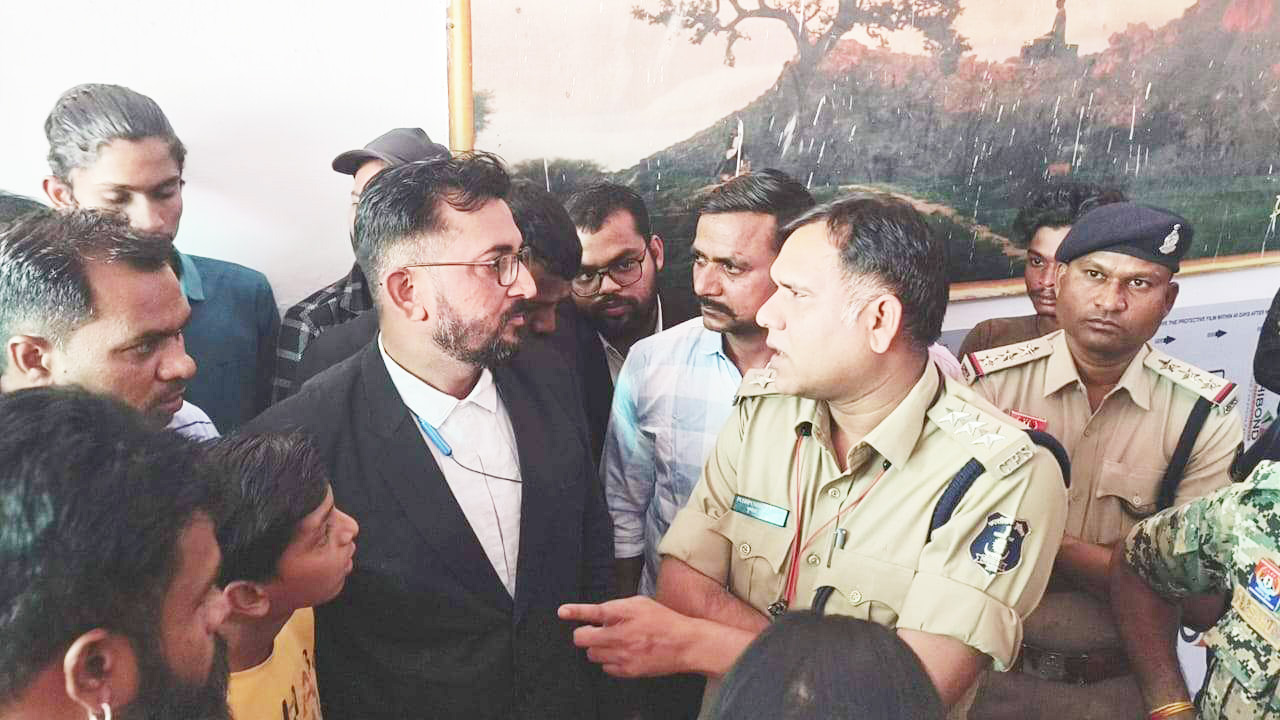 प्रेमी युगल के विवाह का विरोध करने कलेक्टोरेट में बजरंग दल का हंगामा