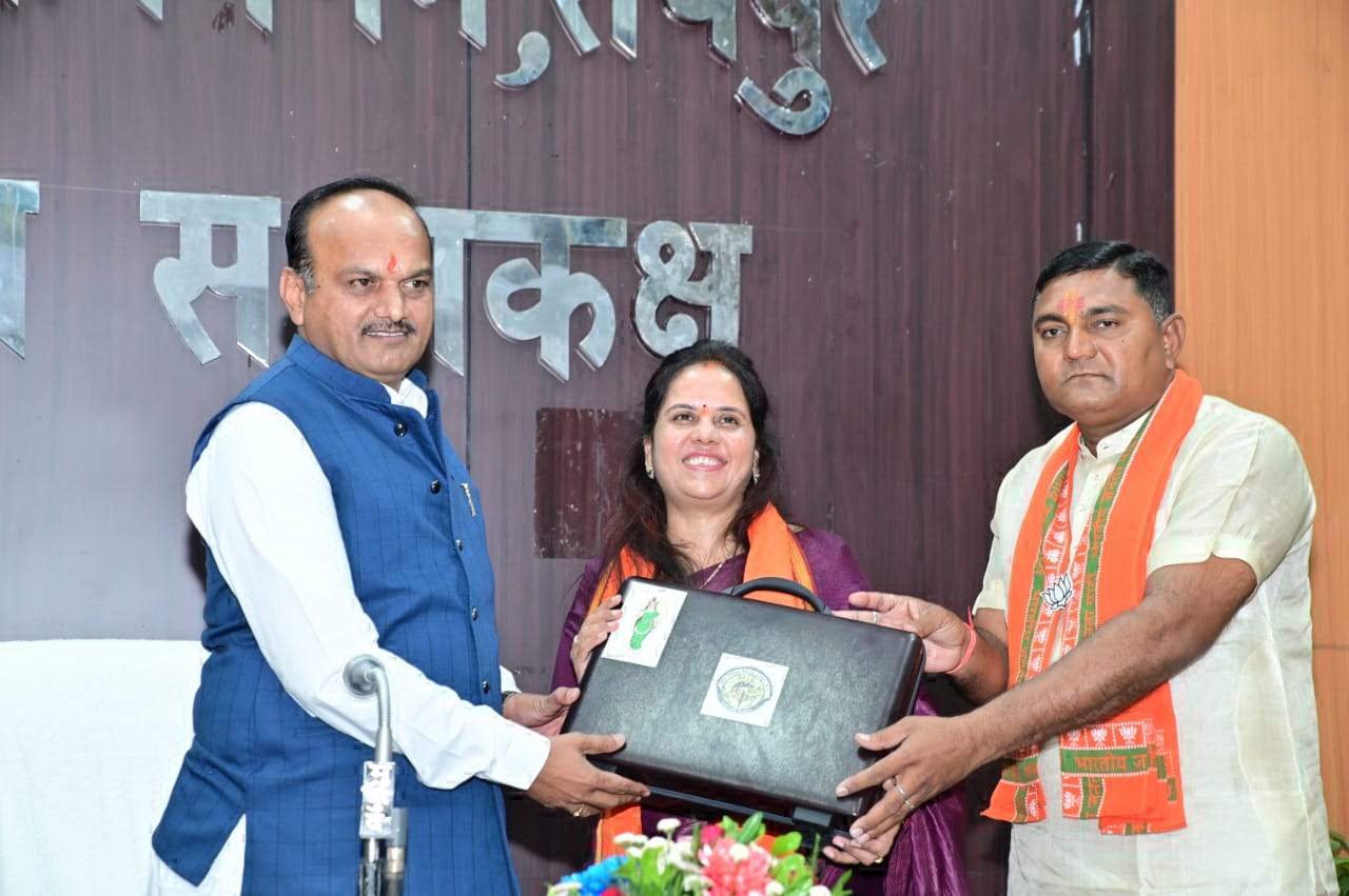 मीनल के बजट में सेंट्रल लाइब्रेरी, यूथ हॉस्टल, दिव्यांग पार्क, बेबी फीडिंग रूम, इनोवेशन सेंटर मीनल के बजट में सेंट्रल लाइब्रेरी, यूथ हॉस्टल, दिव्यांग पार्क, बेबी फीडिंग रूम, इनोवेशन सेंटर
