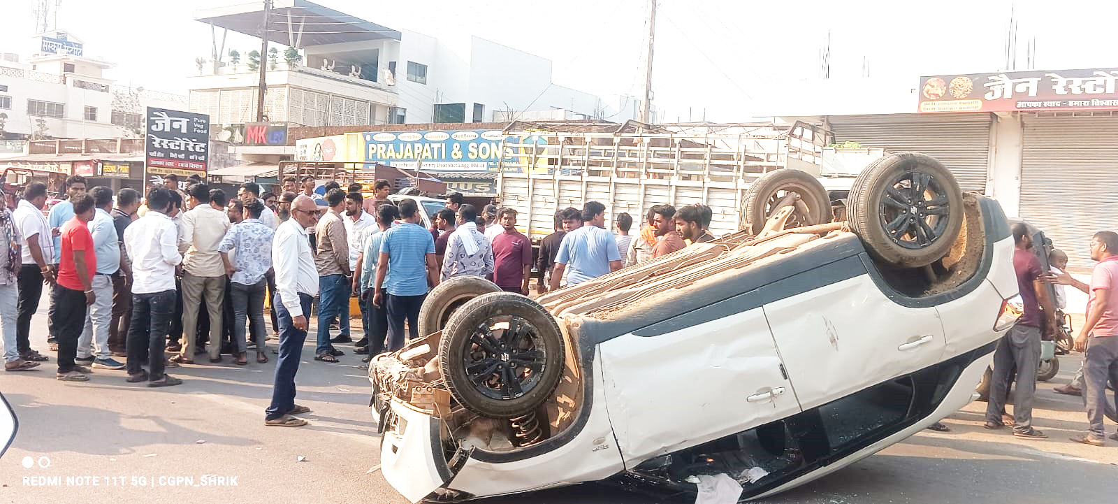 तेज रफ्तार कार तीन दुकानों में घुसी, युवक की मौत, 4 जख्मी