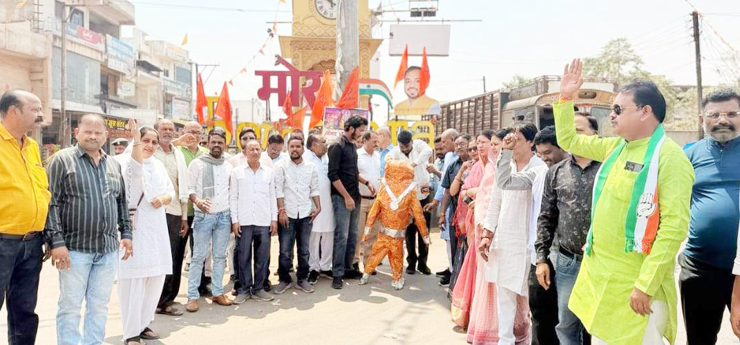 सीबीआई छापे के विरोध में कांग्रेस का प्रदर्शन 