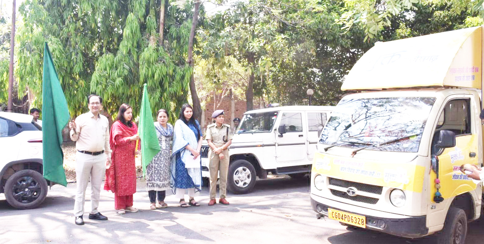 कलेक्टर ने बालविवाह प्रतिबंध वाहन को झंडी दिखाकर किया रवाना कलेक्टर ने बालविवाह प्रतिबंध वाहन को झंडी दिखाकर किया रवाना