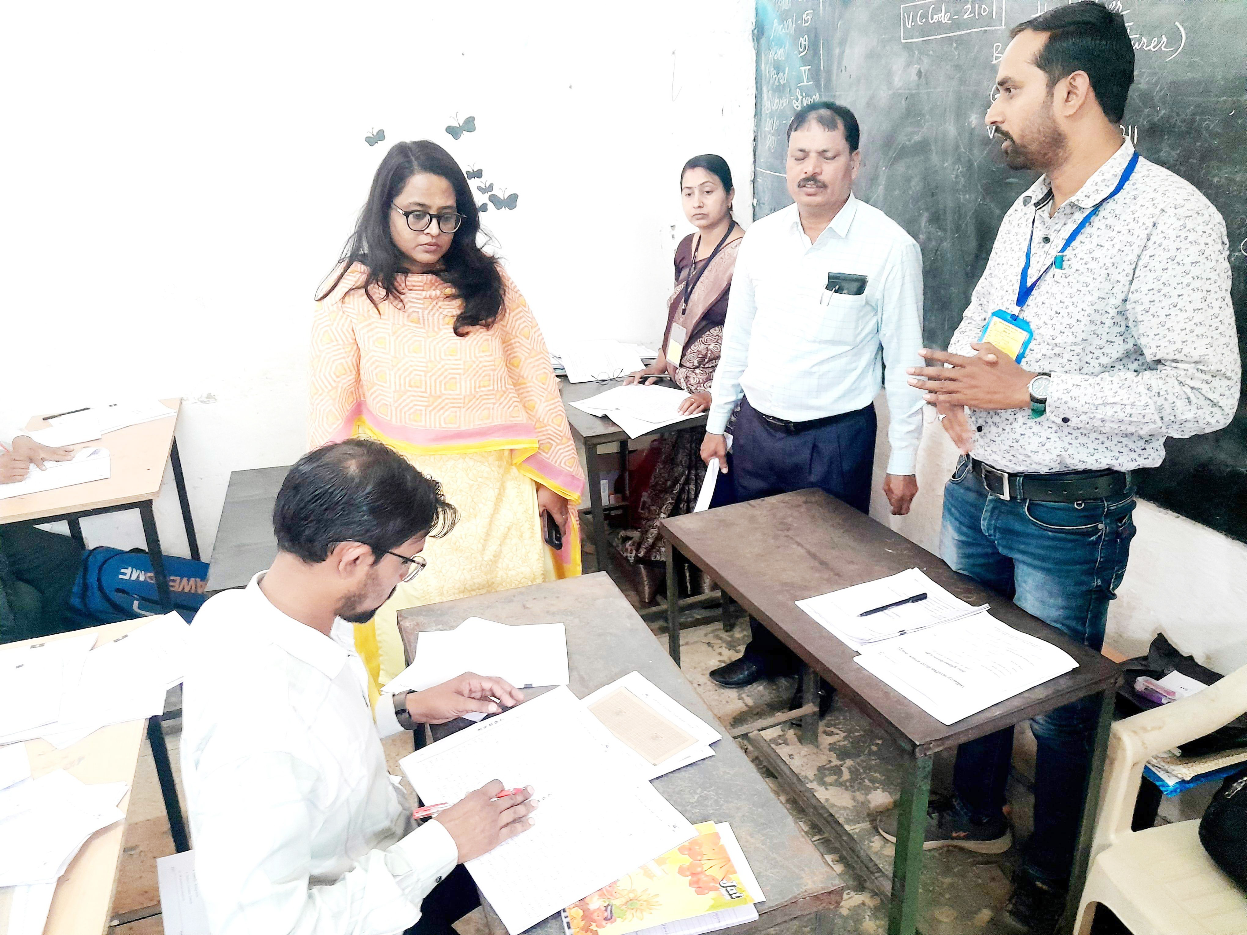 कलेक्टर ने किया बोर्ड परीक्षा मूल्यांकन कार्यों का निरीक्षण कलेक्टर ने किया बोर्ड परीक्षा मूल्यांकन कार्यों का निरीक्षण
