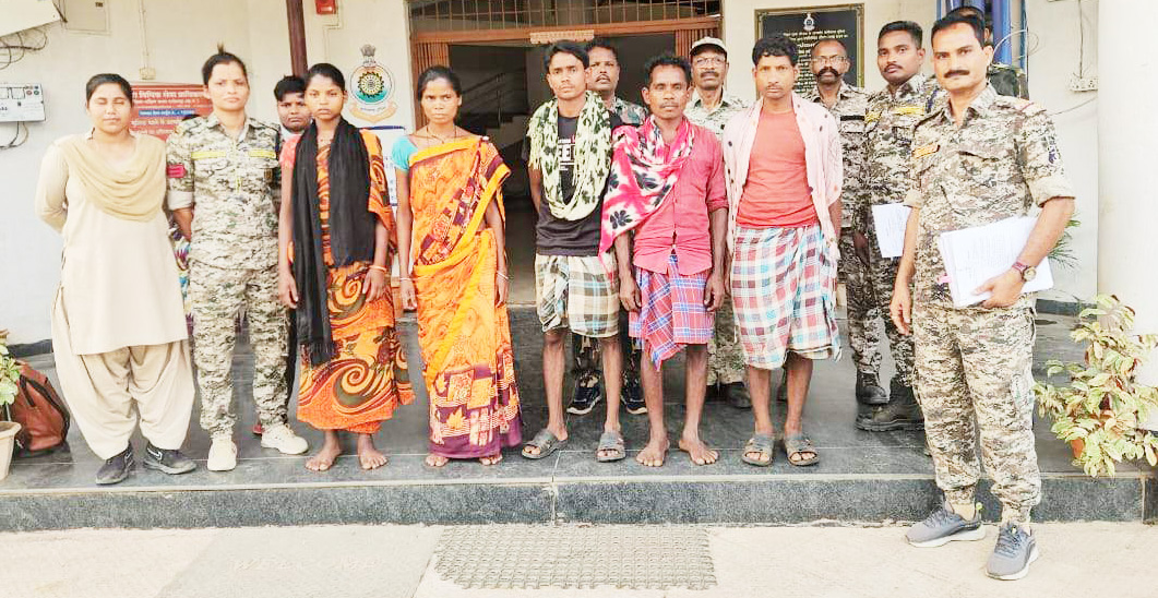 2 महिला सहित 5 नक्सली गिरफ्तार 2 महिला सहित 5 नक्सली गिरफ्तार