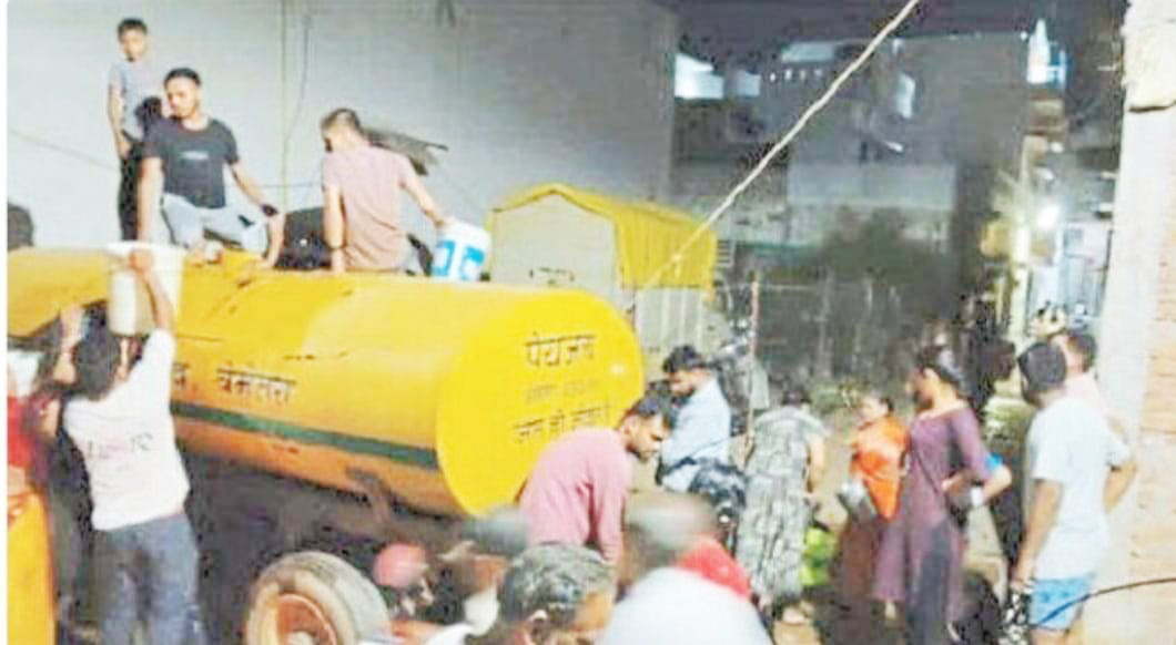 बेमेतरा में चार दिन से मीठे पानी की सप्लाई ठप,  लोग रात 3 बजे टैंकर से पानी भरने मजबूर