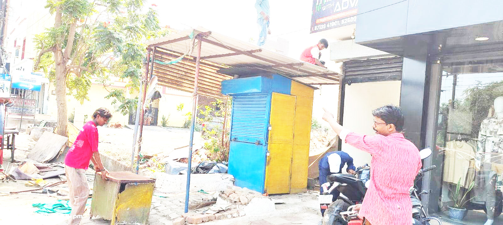 टीम ने नाली के ऊपर रखे ठेला हटाया टीम ने नाली के ऊपर रखे ठेला हटाया