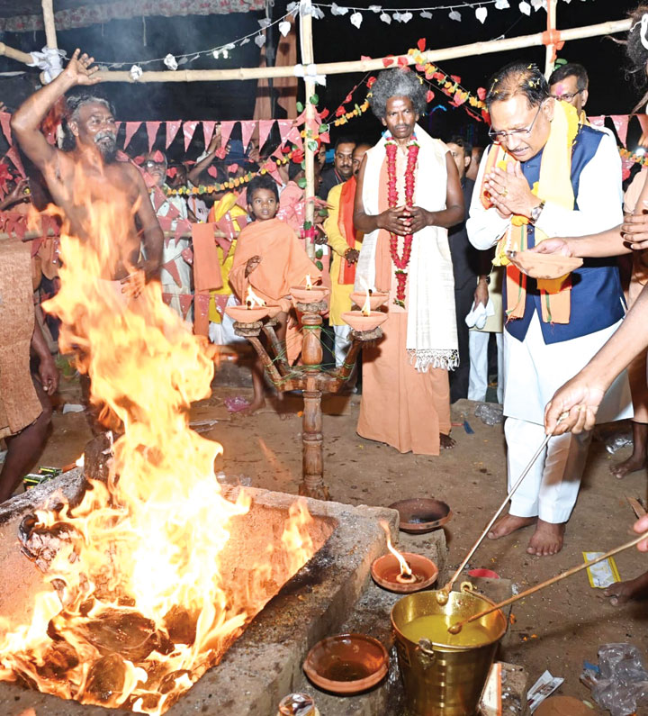 तीन दिवसीय अखंड ब्रह्मयज्ञ शुरू तीन दिवसीय अखंड ब्रह्मयज्ञ शुरू