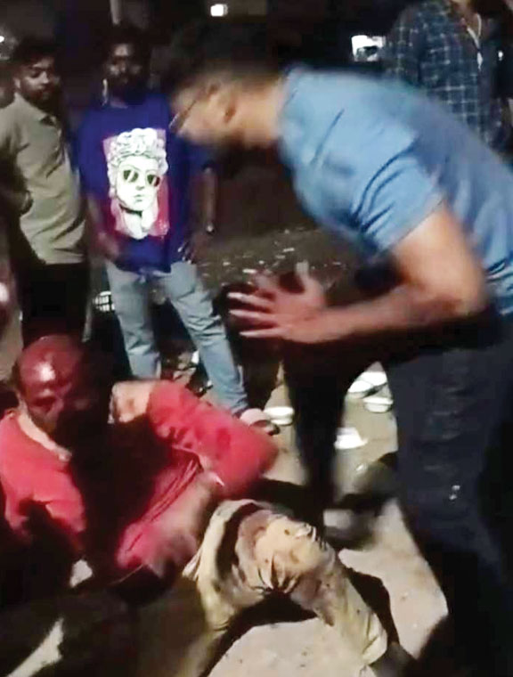 थार-कार में भिड़ंत के बाद थार चालक की बेदम पिटाई, वीडियो फैला थार-कार में भिड़ंत के बाद थार चालक की बेदम पिटाई, वीडियो फैला