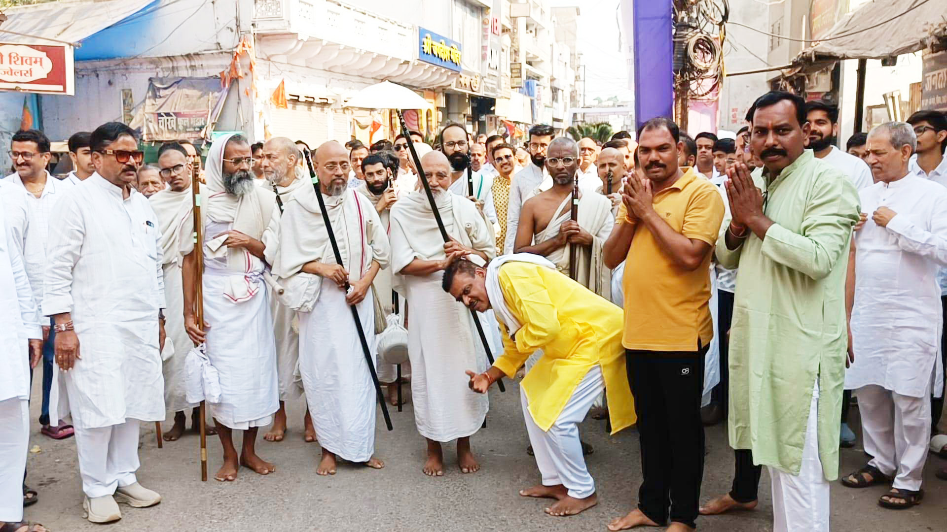 संतों के नगर प्रवेश पर आस्था का उमड़ा सैलाब, जगह-जगह स्वागत संतों के नगर प्रवेश पर आस्था का उमड़ा सैलाब, जगह-जगह स्वागत