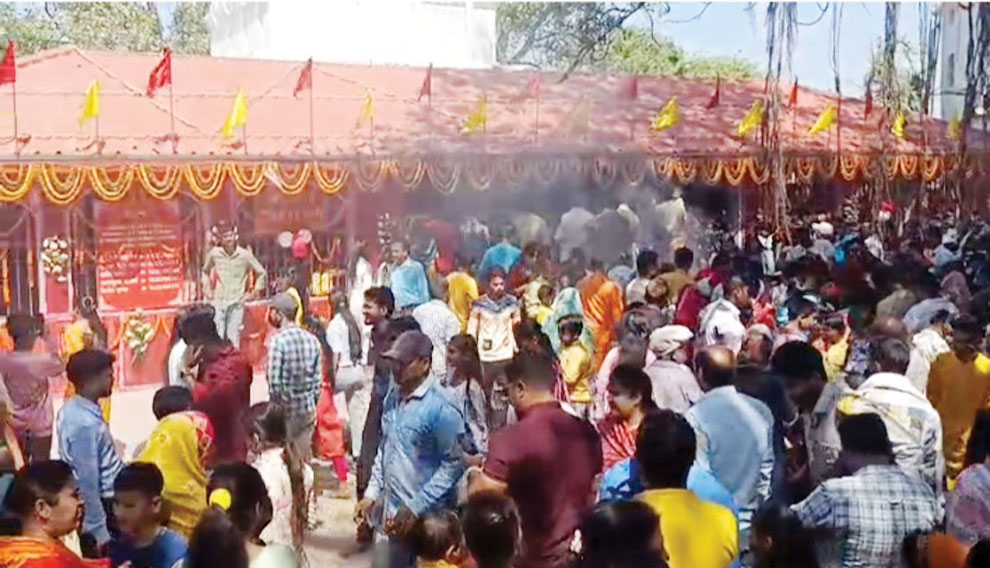 चैत्र नवरात्र के पहले दिन देवी मंदिरों में भक्तों की उमड़ी भीड़, आस्था के दीप प्रज्वलित चैत्र नवरात्र के पहले दिन देवी मंदिरों में भक्तों की उमड़ी भीड़, आस्था के दीप प्रज्वलित