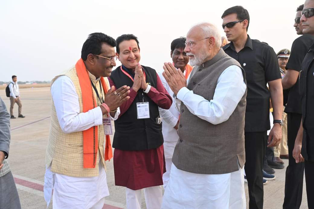 पीएम का माना एयरपोर्ट पर राजिम विधायक ने किया स्वागत पीएम का माना एयरपोर्ट पर राजिम विधायक ने किया स्वागत