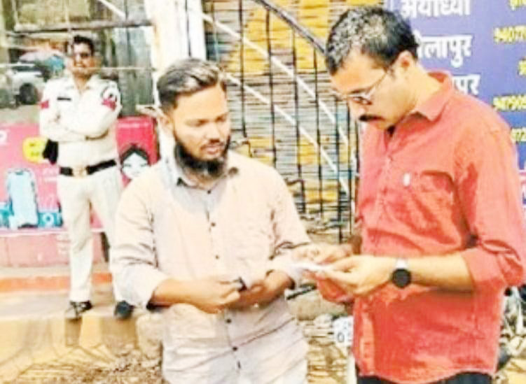 100 से अधिक लोगों के आधार कार्ड खंगाले, पूछताछ भी