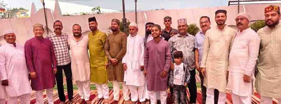 हिन्दू भाईयों ने मुस्लिमों को गले लगा कर दी ईद की मुबारकबाद हिन्दू भाईयों ने मुस्लिमों को गले लगा कर दी ईद की मुबारकबाद