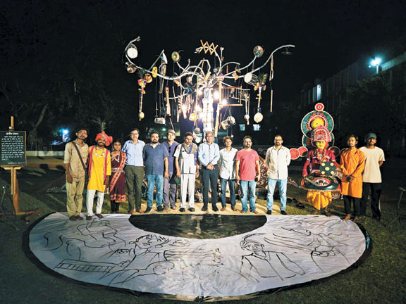 संगीत विवि में इंस्टॉलेशन-परफॉर्मेंस आर्ट की प्रस्तुति संगीत विवि में इंस्टॉलेशन-परफॉर्मेंस आर्ट की प्रस्तुति