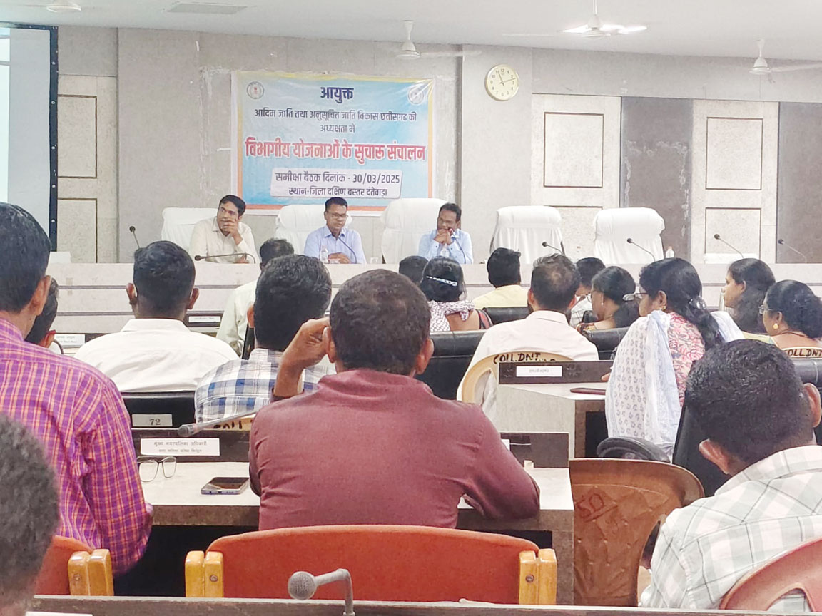 आयुक्त ने की आश्रम - छात्रावासों की समीक्षा
