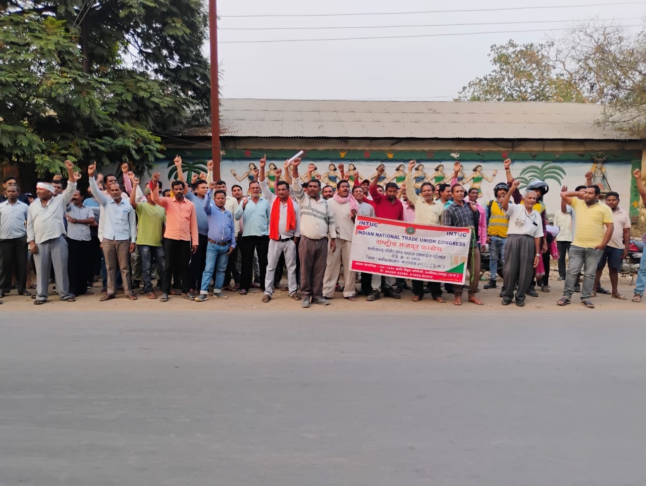 अंबुजा अडानी सीमेंट प्लांट रवान में इंटक के ठेका श्रमिकों ने सौंपा मांग पत्र, धरना-प्रदर्शन की चेतावनी