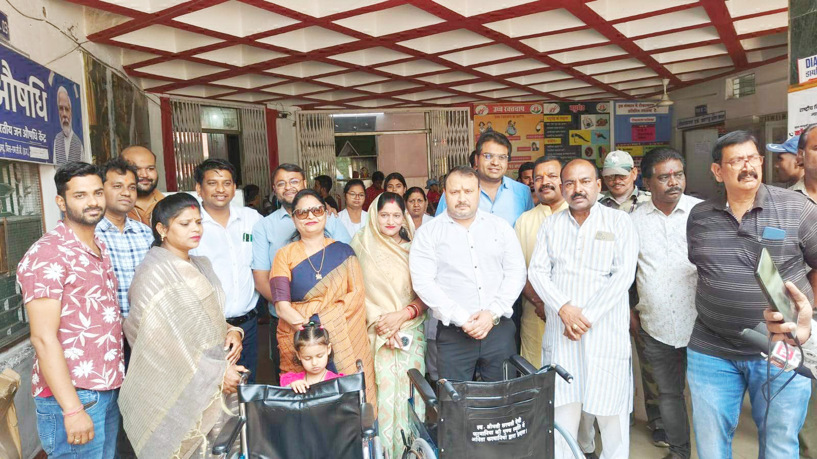 सरस्वती देवी फरमानिया की पुण्य स्मृति में व्हील चेयर भेंट